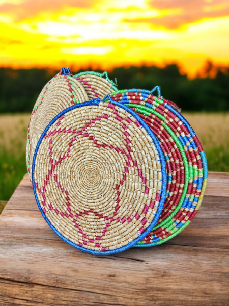 طباق قش طبيعي وقليل من لألوان لبلاستيكية